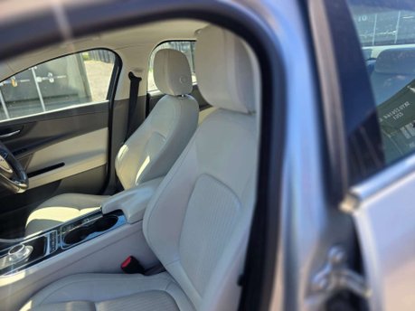 Jaguar XE 2.0d Portfolio Saloon 4dr Diesel Auto Euro 6 (s/s) (163 ps) 33