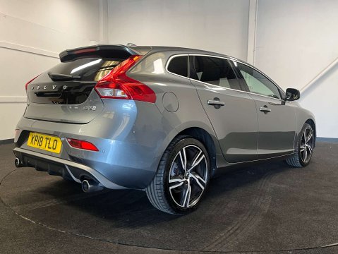 Volvo V40 2.0 V40 R-Design Pro D3 Auto 5dr 3