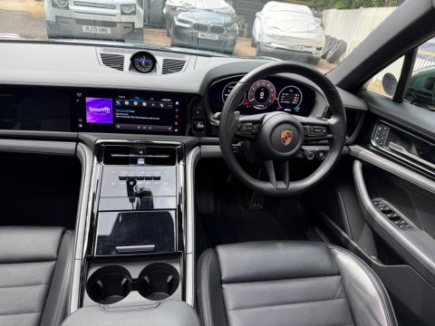 Porsche Panamera 4 PDK 32