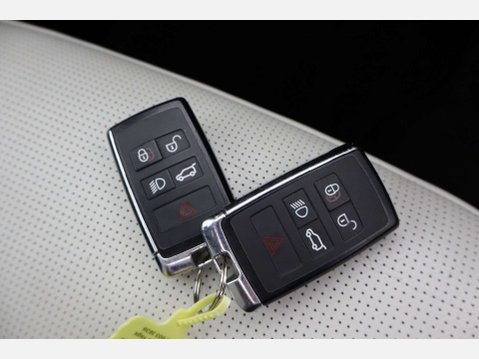 Land Rover Discovery 3.0 Discovery R-Dynamic SE D MHEV Auto 4WD 5dr 63