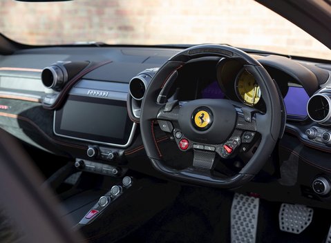 Ferrari GTC4 Lusso 11