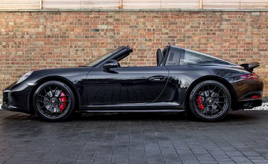Porsche 911 Targa 4 GTS (991.2) 32