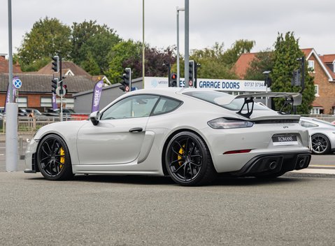 Porsche Cayman GT4 718 3