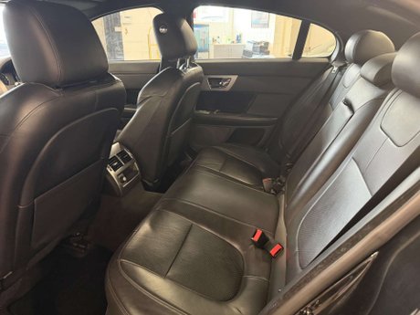 Jaguar XF 3.0d S V6 Premium Luxury Saloon 4dr Diesel Auto Euro 5 (s/s) (275 ps) 14