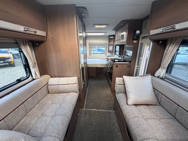 Elddis Majestic 254 2 Belt|4 Berth|Transverse Island Bed|Kitchen|Bathroom|Large Fridge Freezer 8