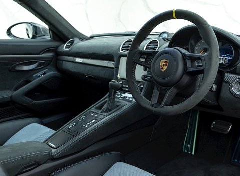 Porsche Cayman GT4 RS (718) 9