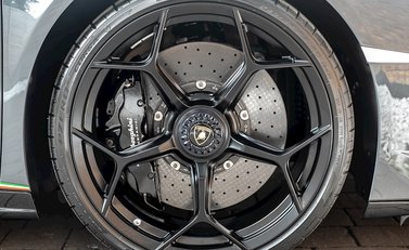 Lamborghini Huracan LP640-4 Performante 10