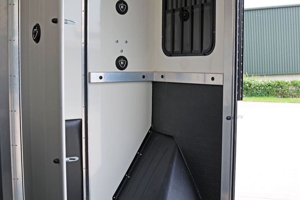 Renault Master BRAND NEW 3.5 TON STALLION BUILD EXTREME HEAVY DUTY HORSEBOX FROM SEEKER  39