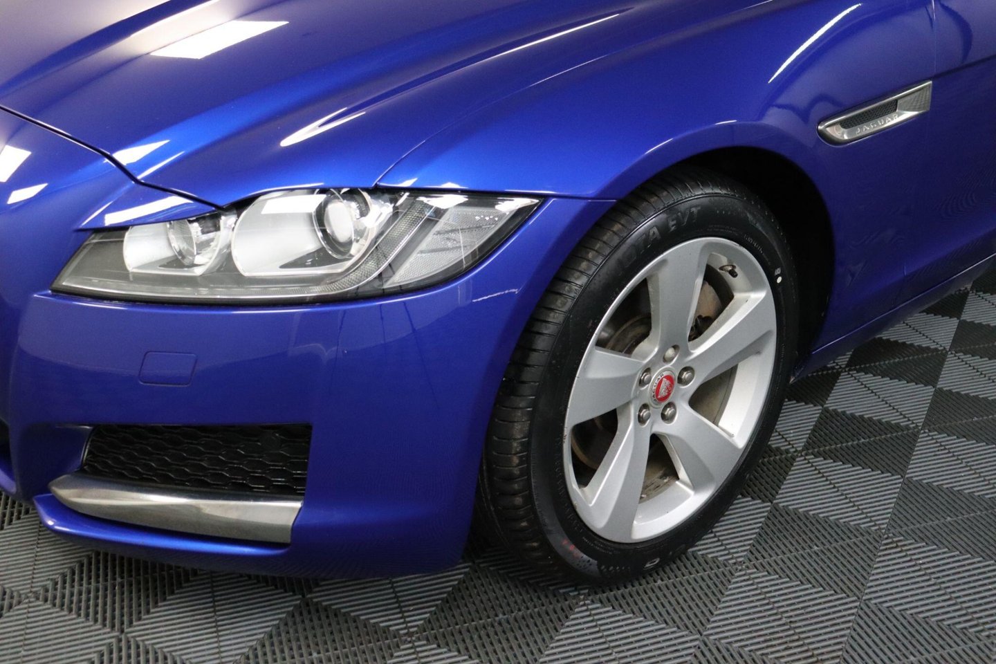 2018 Jaguar XF — image 30