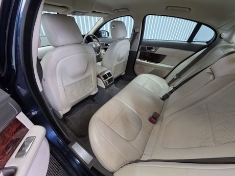 Jaguar XF 3.0d V6 Premium Luxury Saloon 4dr Diesel Auto Euro 5 (240 ps) 25