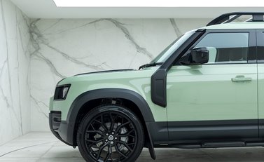 Land Rover Defender 110 75th Anniversary P400e 31