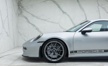 Porsche 911 GT3 TOURING (992) 28
