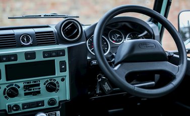 Land Rover Defender 110 Heritage 17
