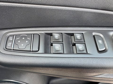 Renault Captur ICONIC TCE 18