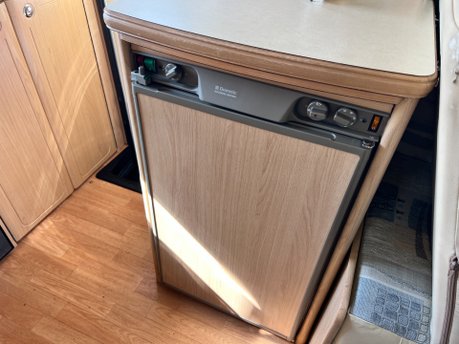 Auto-Sleepers Nuevo ES 4 BERTH PEUGEOT BOXER 2.2 HDI CHASSIS 21