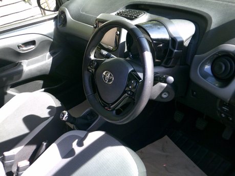 Toyota Aygo VVT-I X-TREND TSS ONLY 40,000 MILES FROM NEW 3