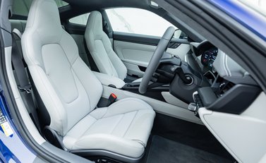 Porsche 911 Carrera GTS (992) 12