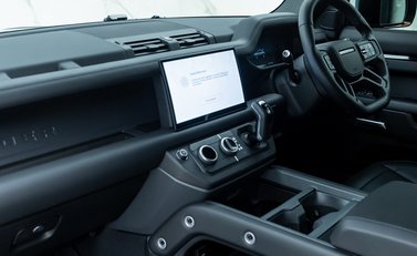 Land Rover Defender 90 D350 X-DYNAMIC HSE HARD TOP URBAN 18