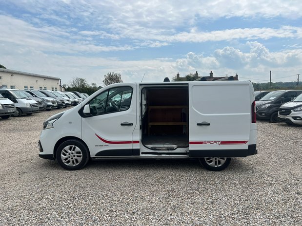 Renault Trafic SWB L1H1 (SOLD) Sportive SL27 Air Con Alloys Nav Sensors EURO 6 NO VAT 11