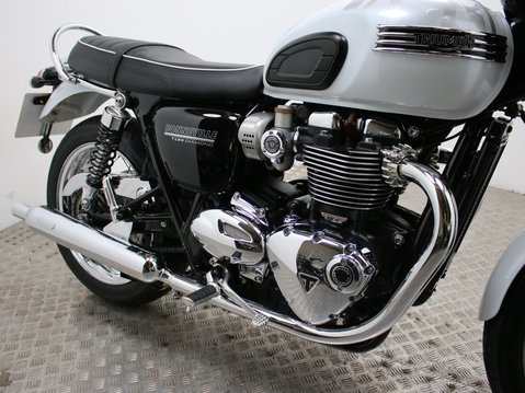 Triumph Bonneville T120 Diamond 15