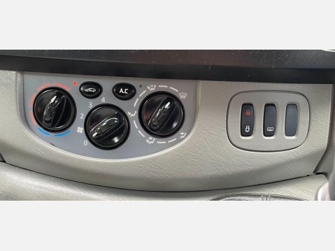 Renault Trafic 2.0 TD dCi SL27 Sport Panel Van 4dr Diesel Manual L1 H1 (214 g/km, 115 bhp) 28
