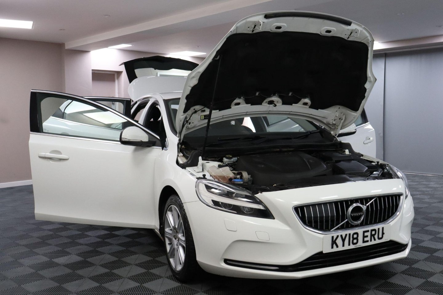 2018 Volvo V40 — image 12
