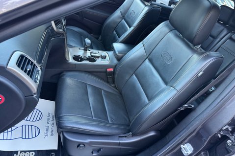 Jeep Grand Cherokee V6 CRD OVERLAND -2 OWNERS -8 SERVICES -PAN ROOF - HUGE SPEC 25