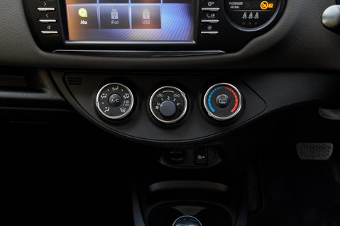 Toyota Yaris VVT-I ICON TECH 32