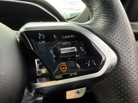 Jaguar F-Pace 2.0 D200 MHEV R-Dynamic Black SUV 5dr Diesel Auto AWD Euro 6 (s/s) (204 ps) 39
