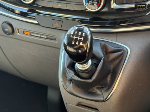 Ford Tourneo Custom 320 | Titanium | L2| 9 Seater| Manual | Euro 6 | £19,158 + vat 24