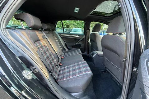 Volkswagen Golf GTI PERFORMANCE TSI DSG - PANORAMIC SUNROOF  32