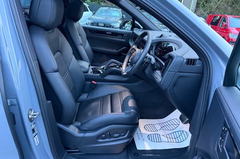 Porsche Cayenne V6 S E-HYBRID BLACK EDITION - PANORAMIC ROOF - AS NEW CONDITION 38