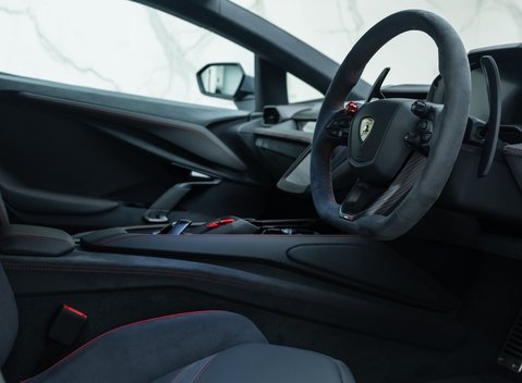 Lamborghini Revuelto 15