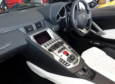 Lamborghini Aventador LP 700-4 Roadster 12