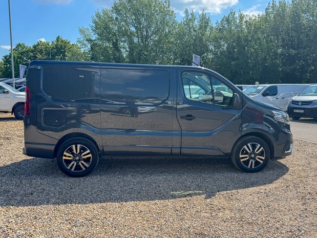 Renault Trafic AUTO SWB L1H1 Sport SL30 Air Con Alloys Camera Nav Sensors EURO 6 5