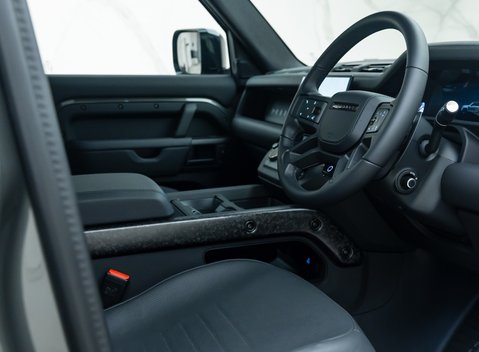 Land Rover Defender 110 OCTA EDITION ONE 13