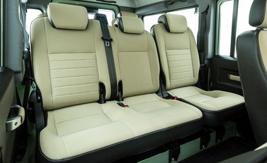 Land Rover Defender 110 Heritage 12