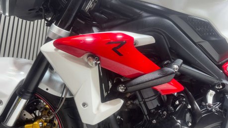 Triumph Street Triple R 2013 13K EXCELLENT CONDITION NEW MOT 675CC TRIPLE 15