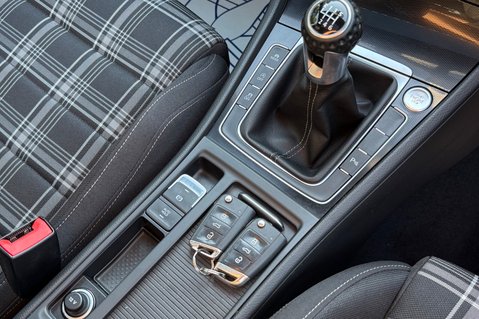 Volkswagen Golf GTD - PANORAMIC ROOF - ACC - SPORT AND SOUND PACK - CARPLAY 10