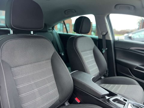 Vauxhall Insignia 1.6 Insignia SRI Nav CDTI Auto 5dr 14