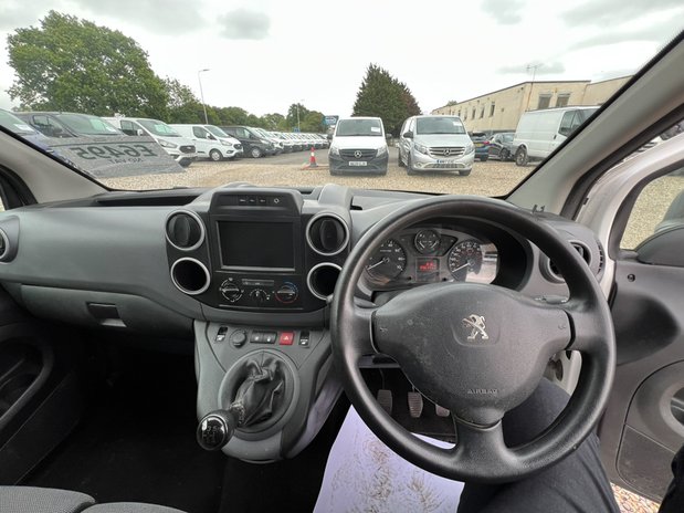 Peugeot Partner SWB L1H1 Low Roof Professional Air Con EURO 6 NO VAT 38