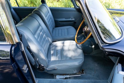 Aston Martin Lagonda Rapide Sports Saloon Manual 27