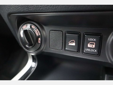 Nissan Navara 2.3 Navara Tekna dCi Auto 4WD 5dr 53
