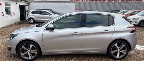 Peugeot 308 PURETECH ALLURE LAST OWNER SINCE 2017..7 SERVICES..SAT NAV.. £35 TAX.. 1