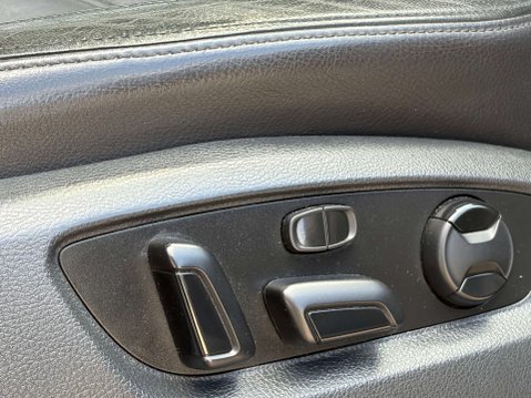 Volkswagen Touareg 3.0 Touareg V6 TSi Hybrid Auto 4WD 5dr 17