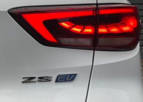 MG ZS EV 72kWh TROPHY 13