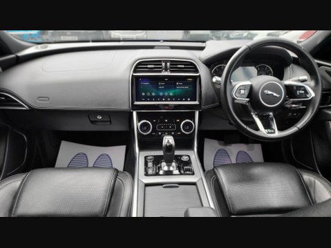 Jaguar XE R-DYNAMIC S 10