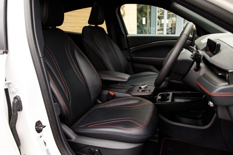 Ford Mustang Mach-E BASE 27