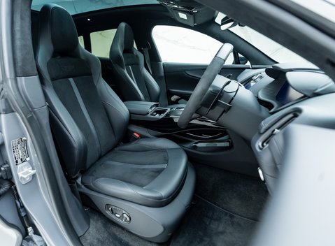 Aston Martin DBX 707 11