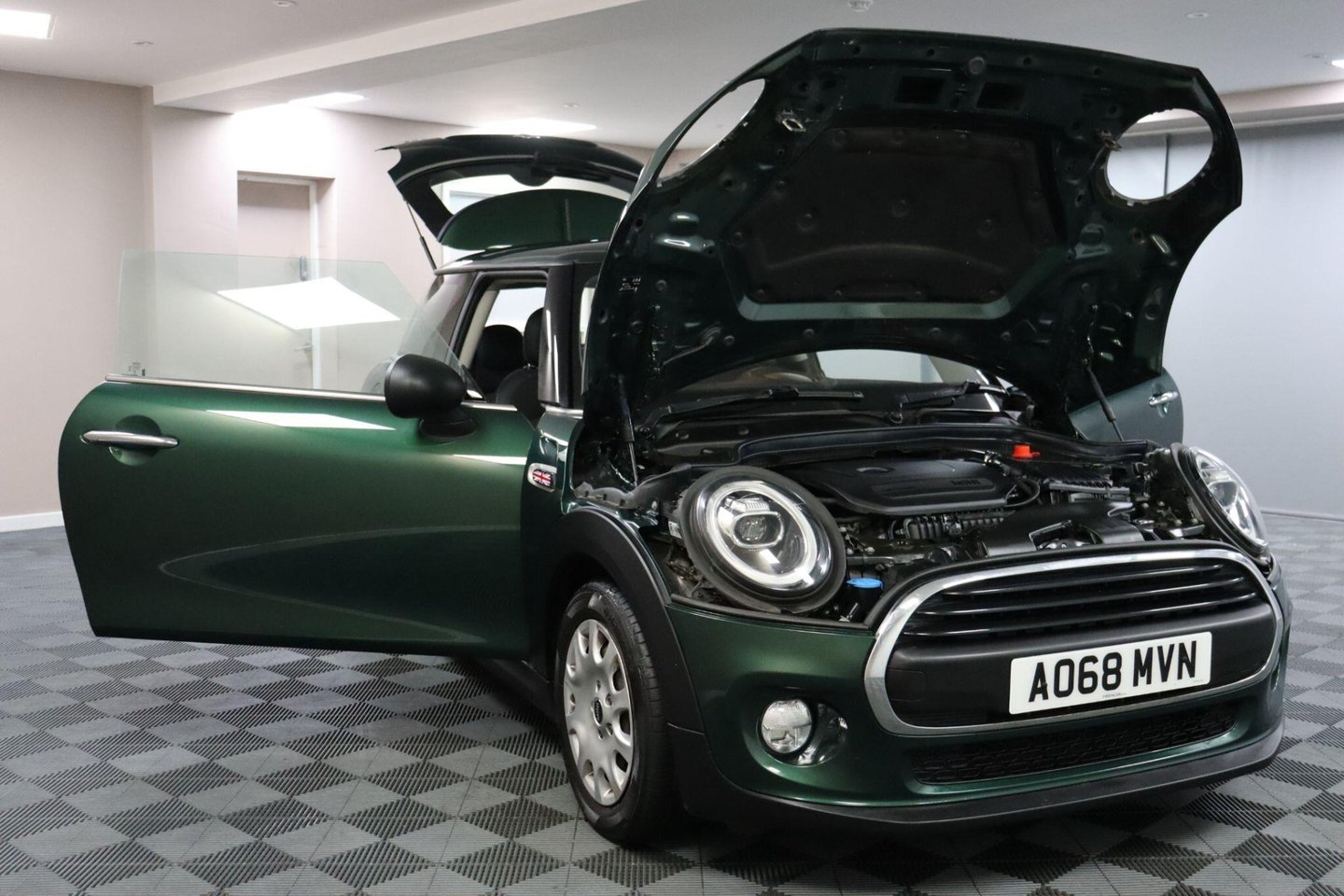 2018 MINI Hatch — image 12